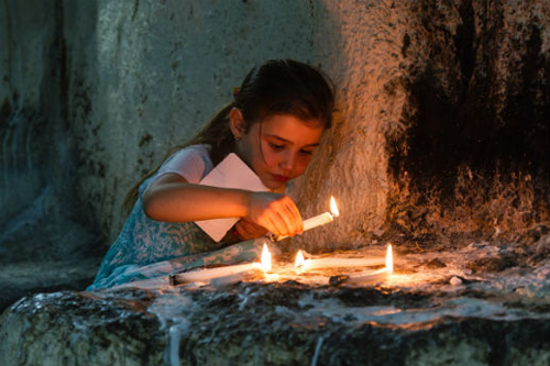Iraq girl with candles