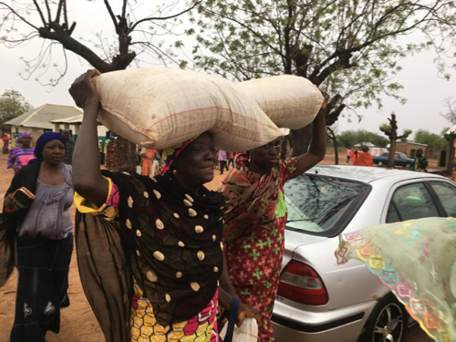 Nigerian women receive food
