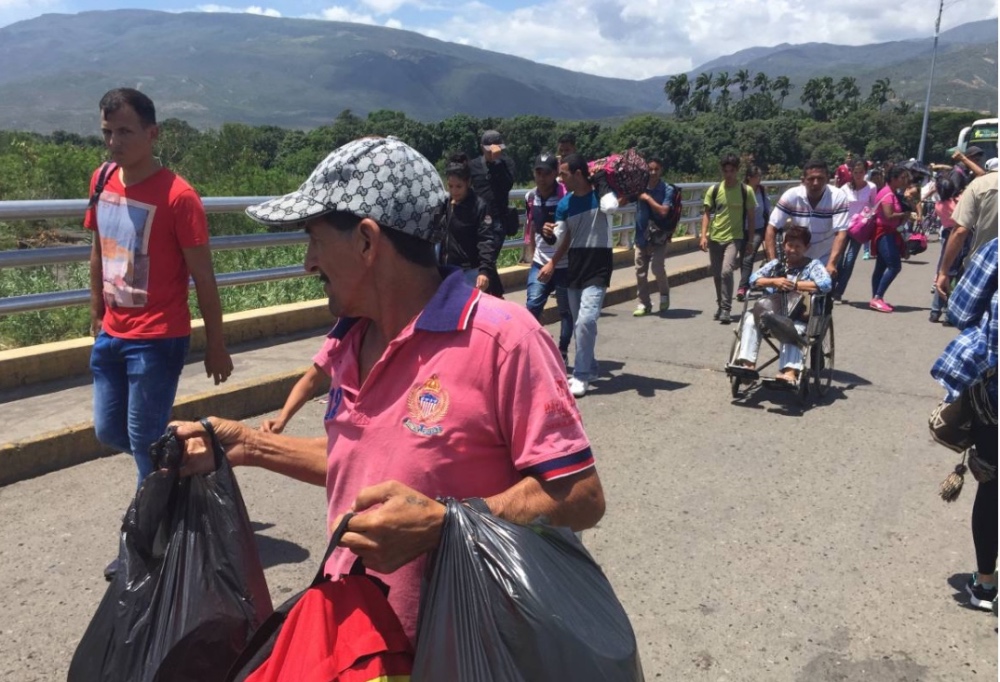 Venezuelans cross to Colombia 