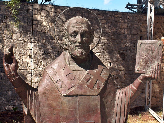 St Nicholas statue
