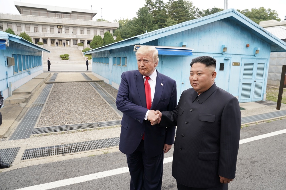 Trump Kim in DMZ