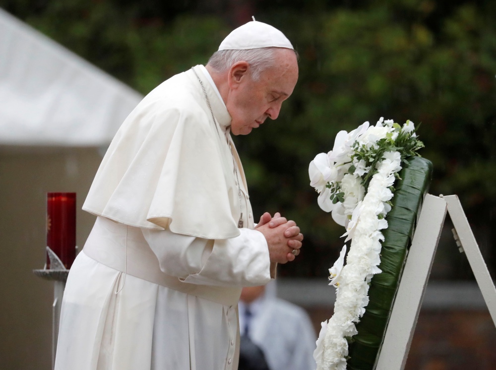 Pope Francis lays wreath in Nagasaki