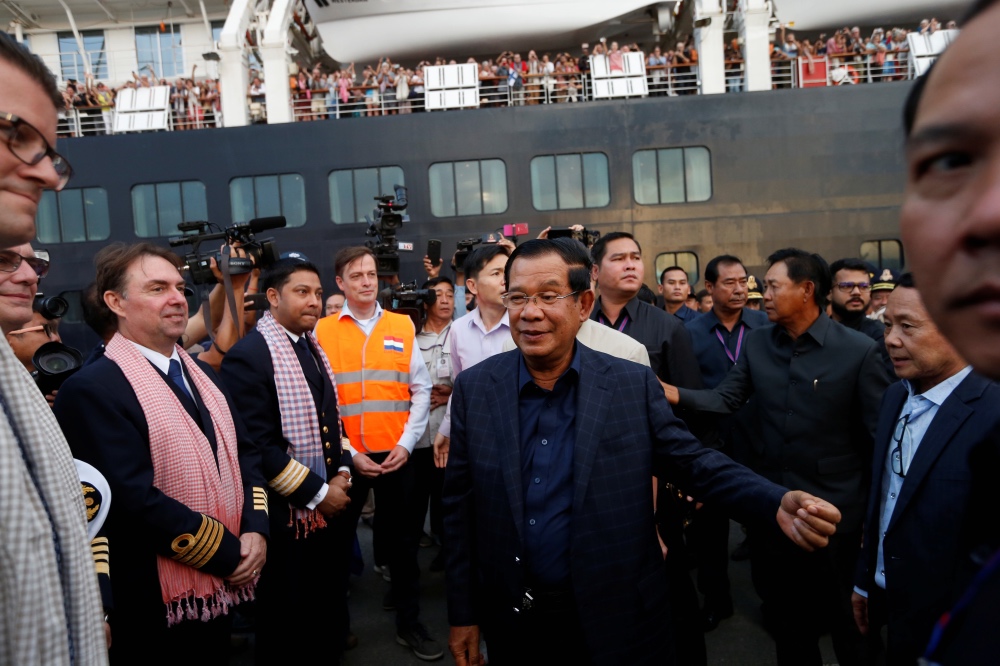 Coronavirus Hun Sen meets cruise ship