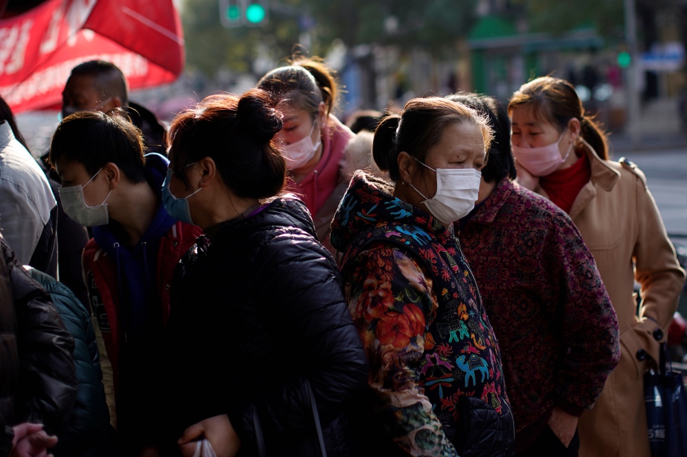 Coronovirus Shanghai face masks in crowd