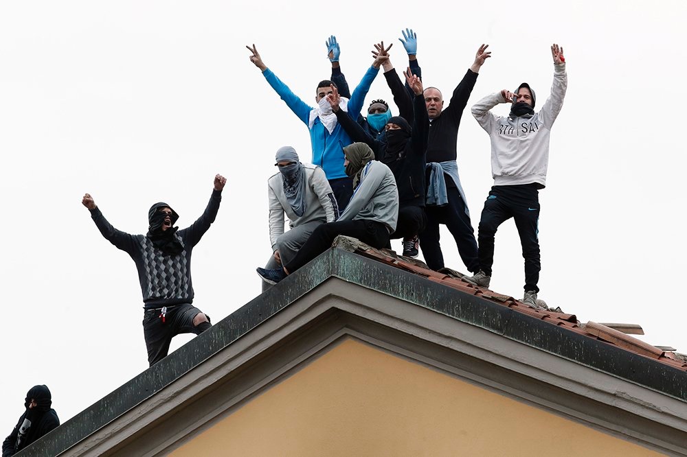 Italy prisoners protest