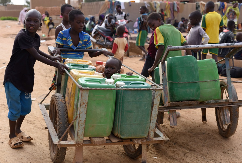 Burkina Faso children carrying water