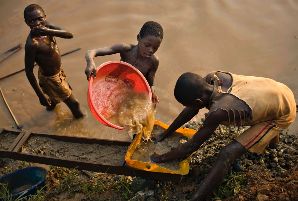 DRC gold panning