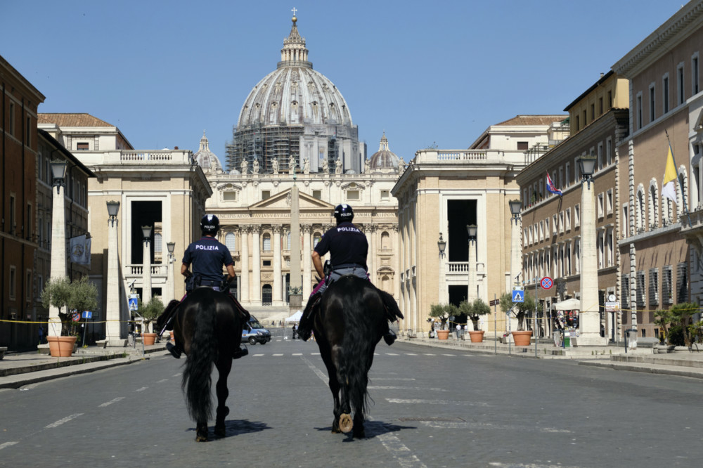 Mounted police on road to Vatican