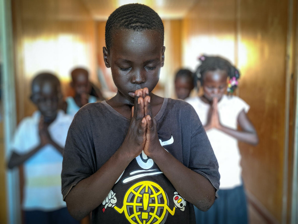 South Sudan children praying