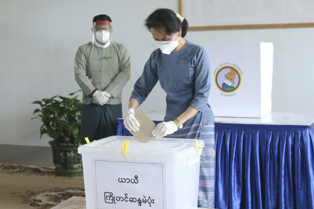 Myanmar Aung San Suu Kyi casts her vote
