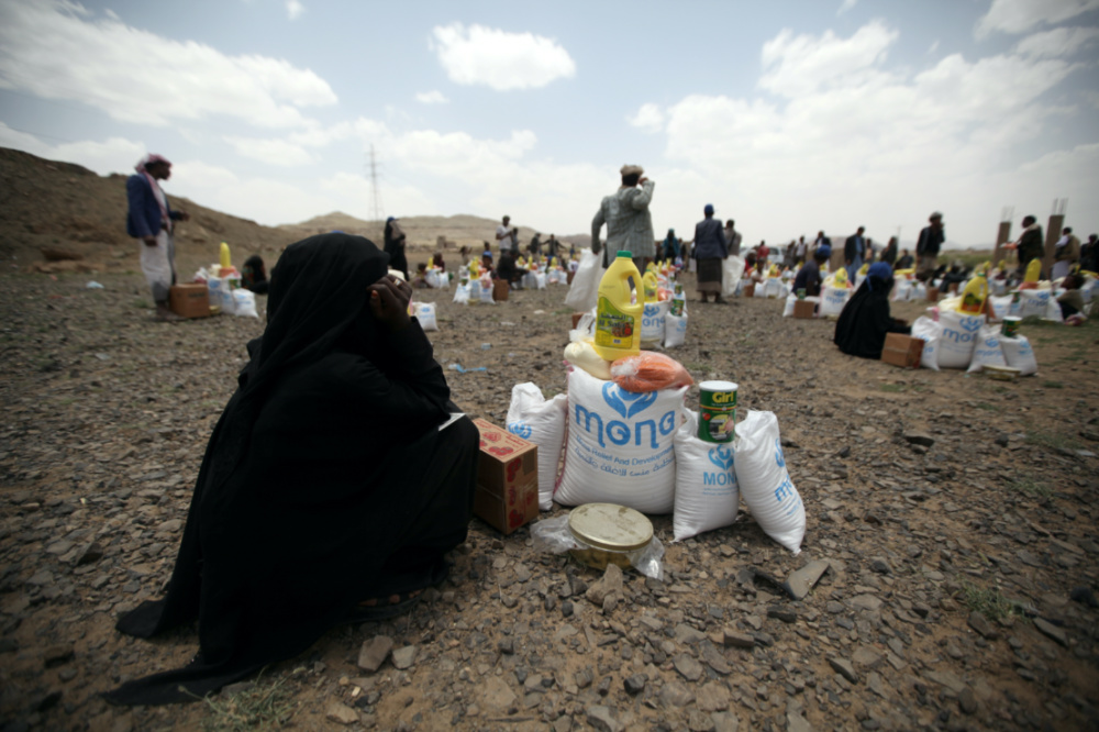 Yemen woman food aid