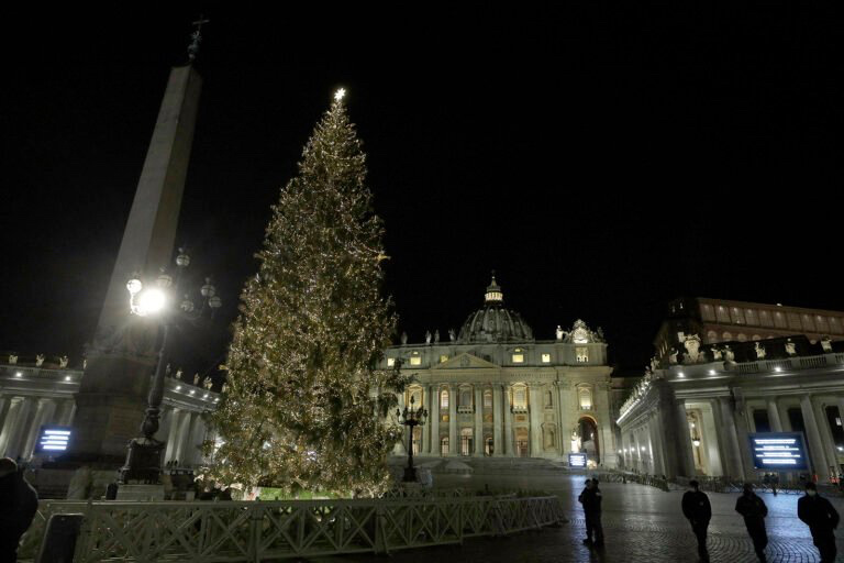 Vatican Nativity1