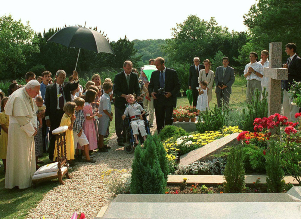 Paris Pope John Paul II at the grave of Jerome Lejeune