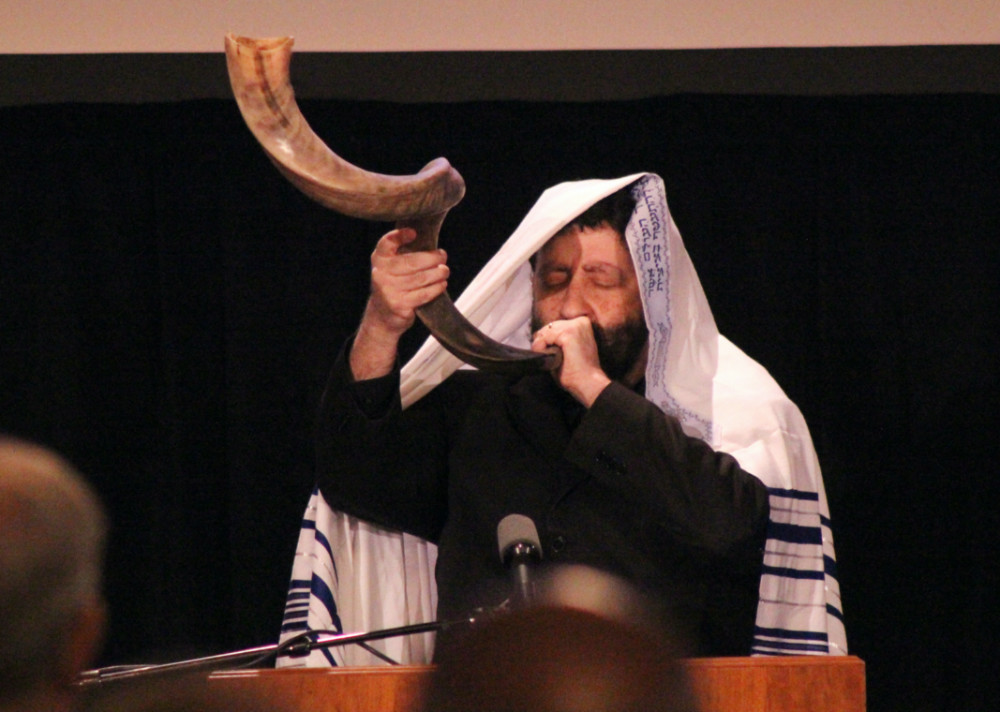 US National Prayer Breakfast Jonathan Cahn blows shofar