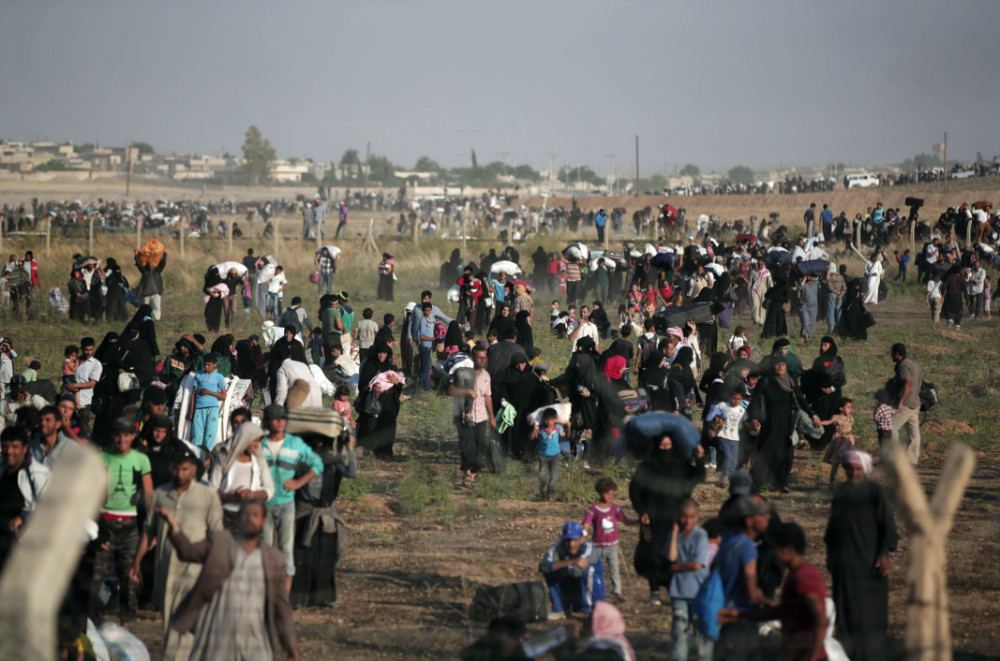 Refugees Syrians walking into Turkey 2015