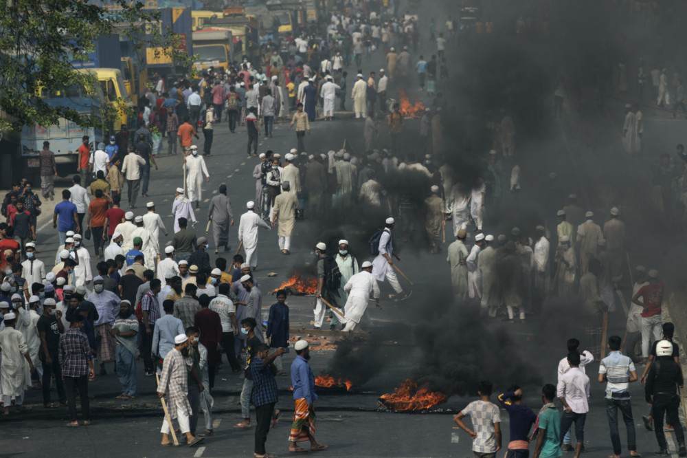 Bangladesh protests burning tyres