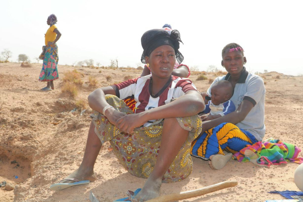 Burkina Faso women labouring2