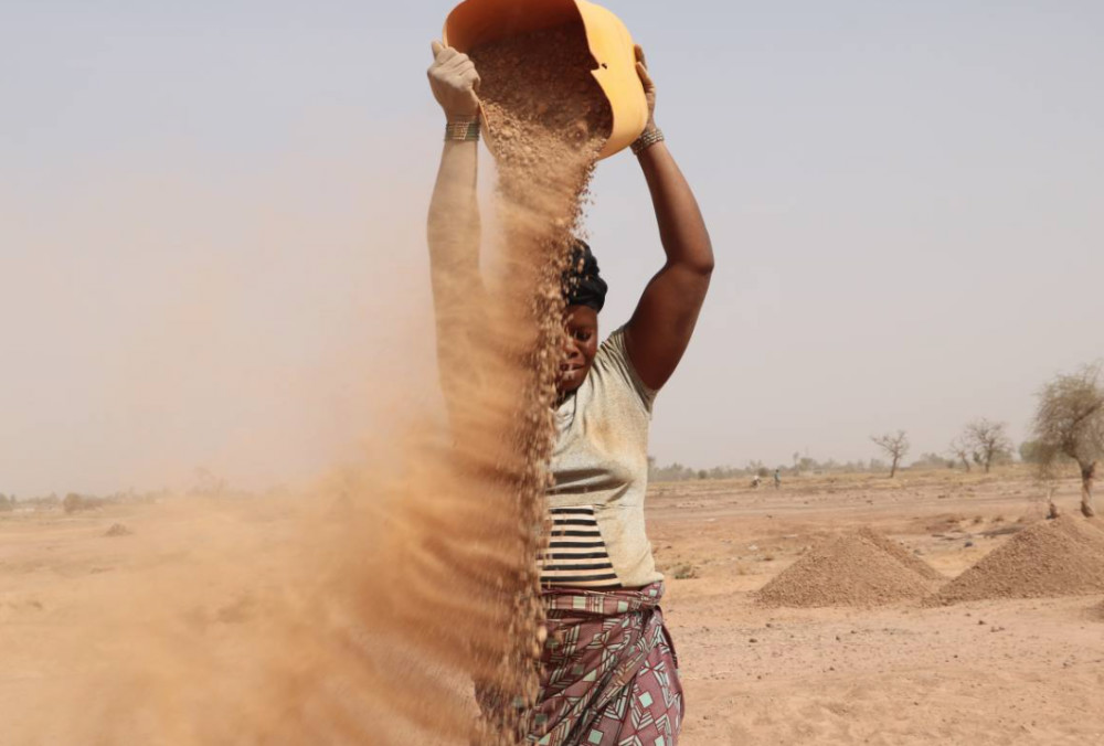 Burkina Faso women labouring3