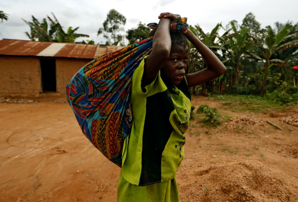 DRC Beni girl carrying cassava