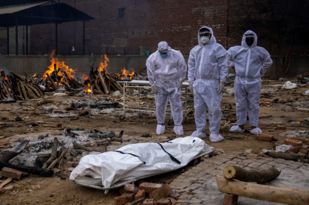 India New Delhi cremations relatives in PPE