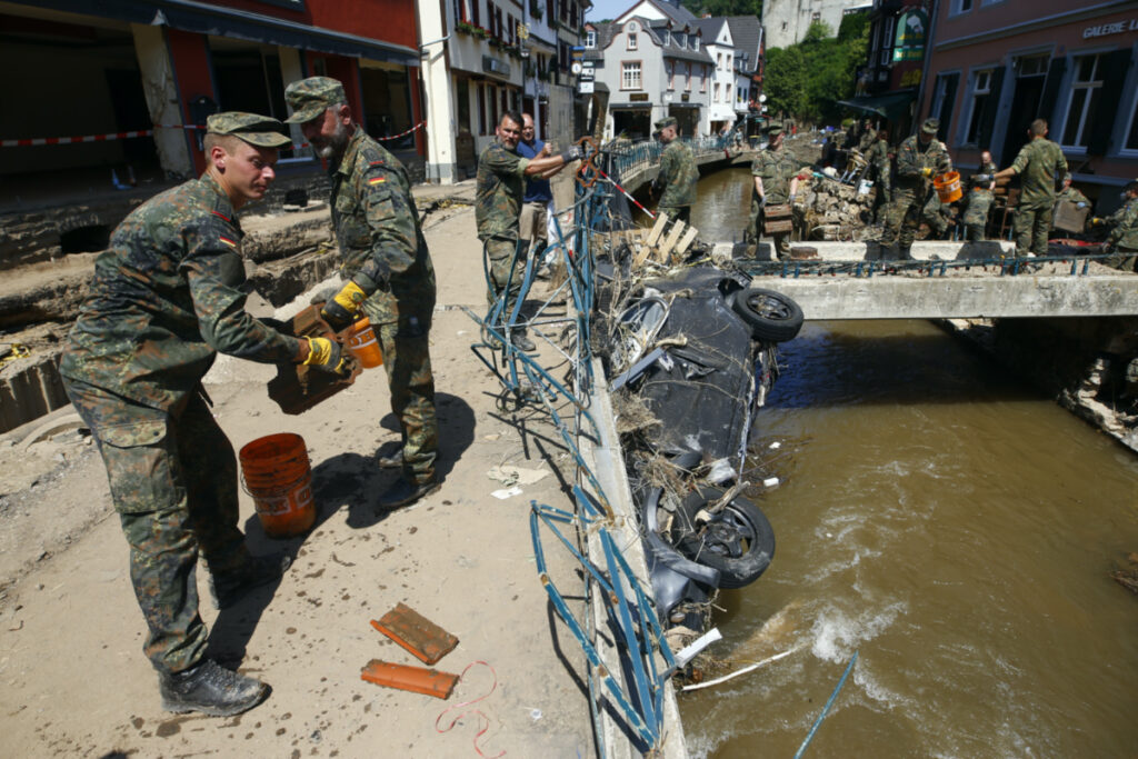 Germany soldiers help in Bad Muenstereifel