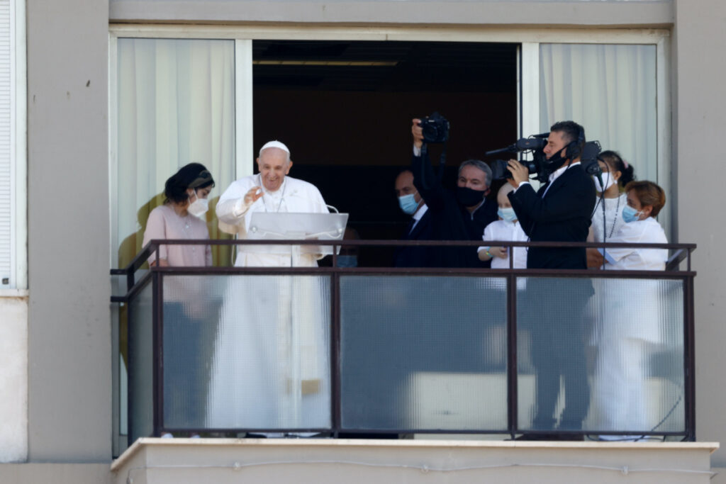 Italy Gemelli hospital Pope Francis on balcony
