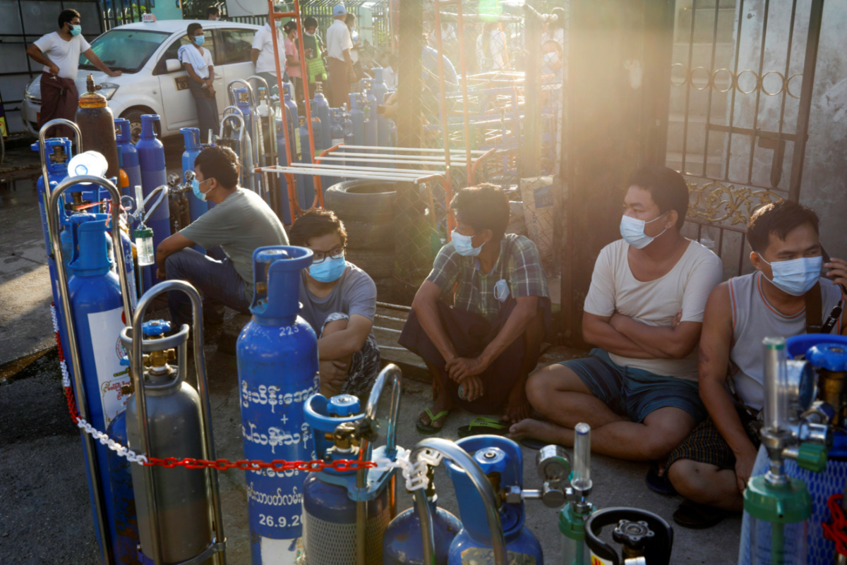 Myanmar Yangon queuing for oxygen