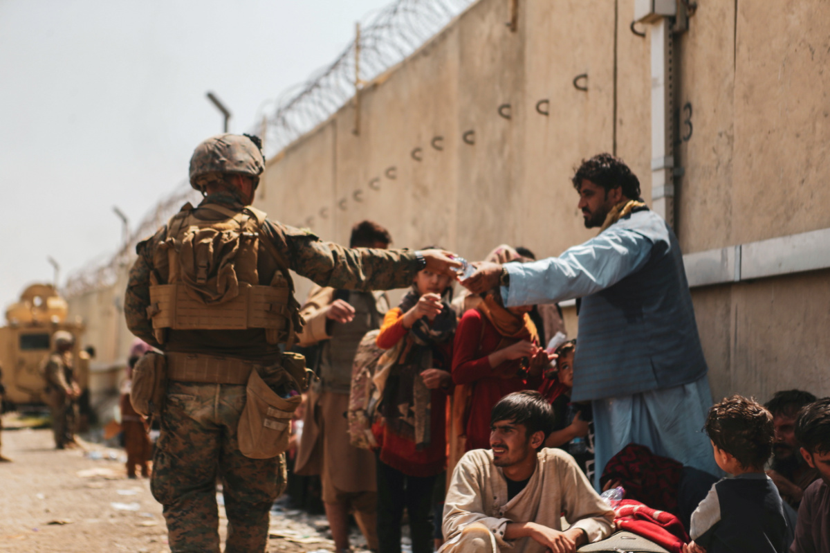 Afghanistan Kabul US soldier hands out water