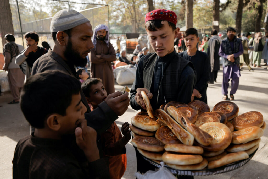 Afghanistan Kabul boy sells bread
