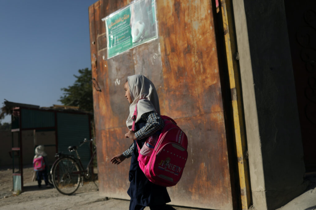 Afghanistan Kabul girl attends school