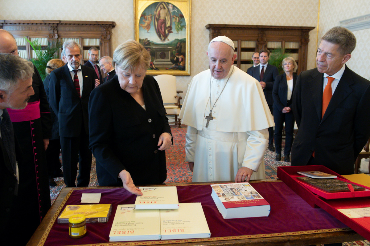 Pope Francis and Angela Merkel2
