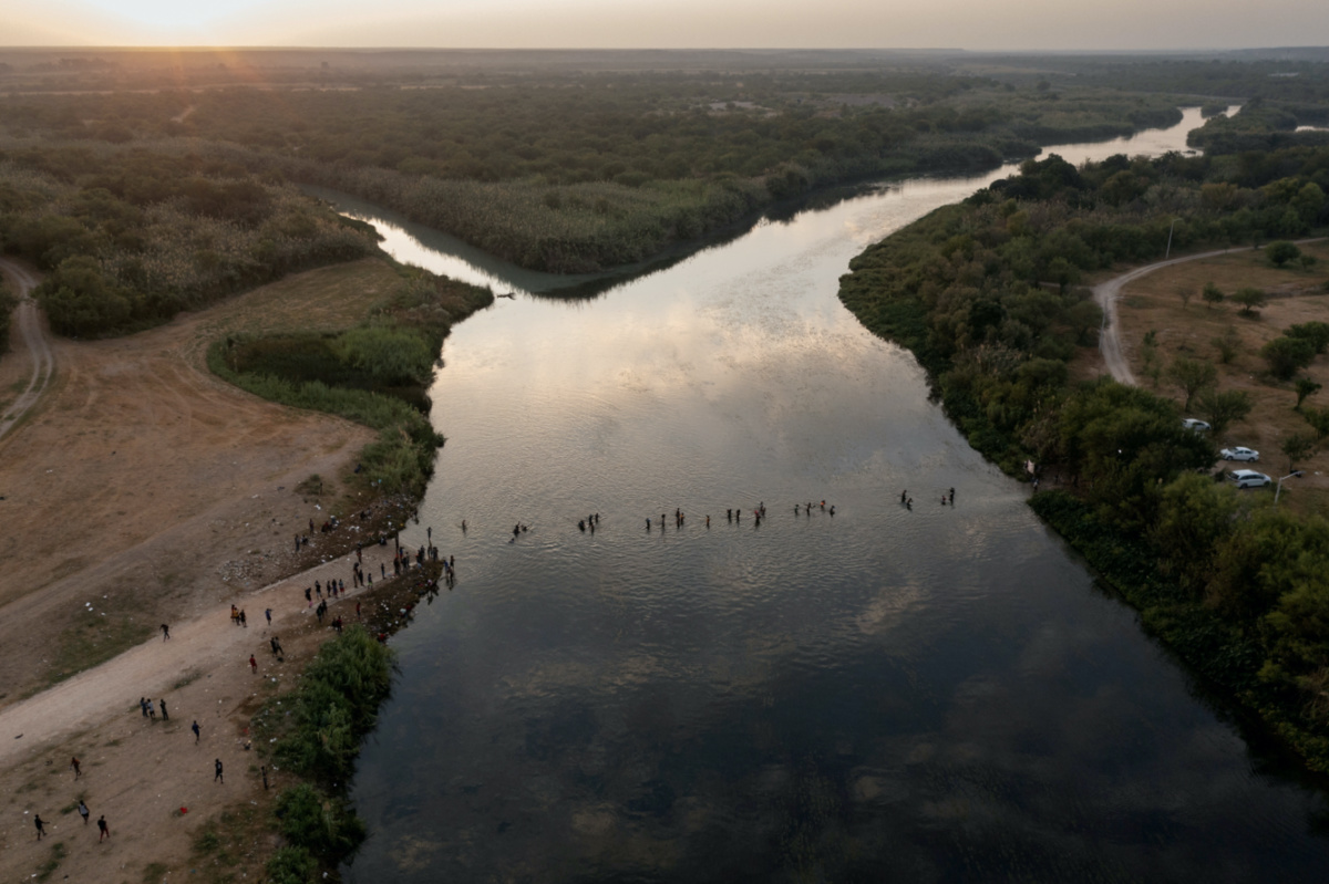 US Mexico border migrants cross Rio Grande