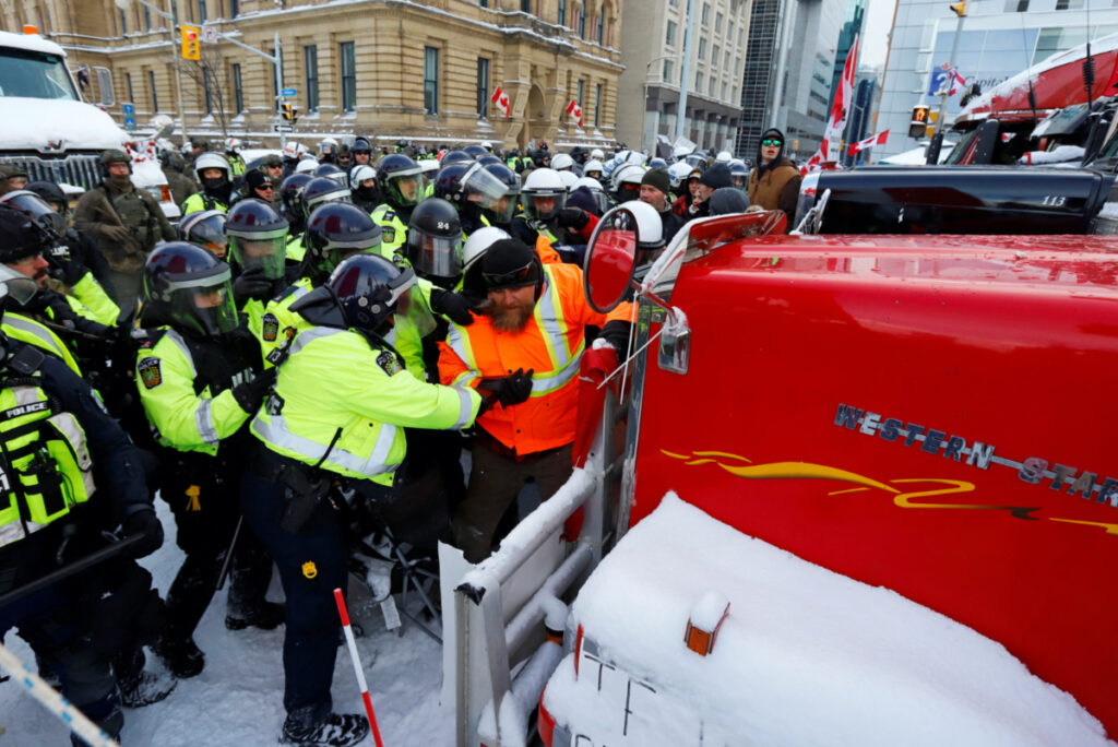 Canada Ottawa police and protestors