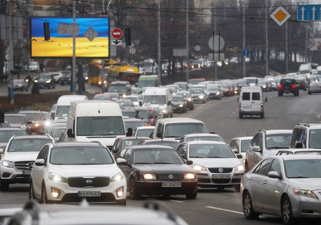 Ukraine Kyiv cars leaving