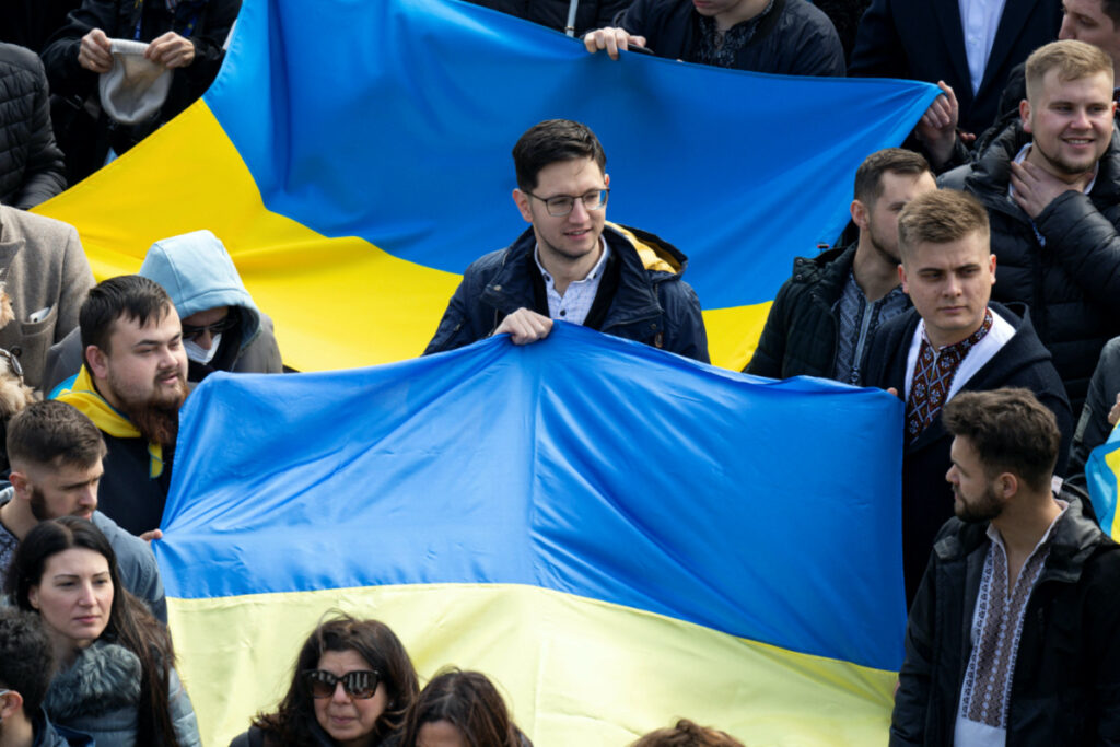 Vatican people holding Ukrainian flags