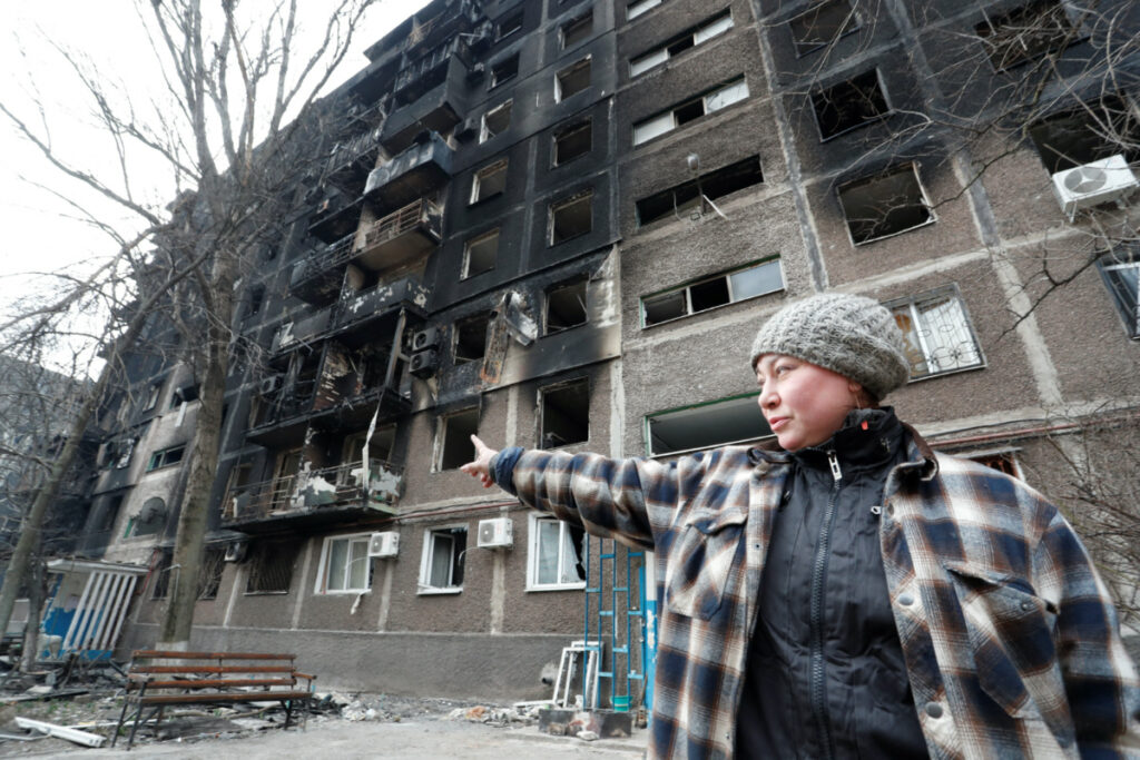 Ukraine Mariupol burned apartment building