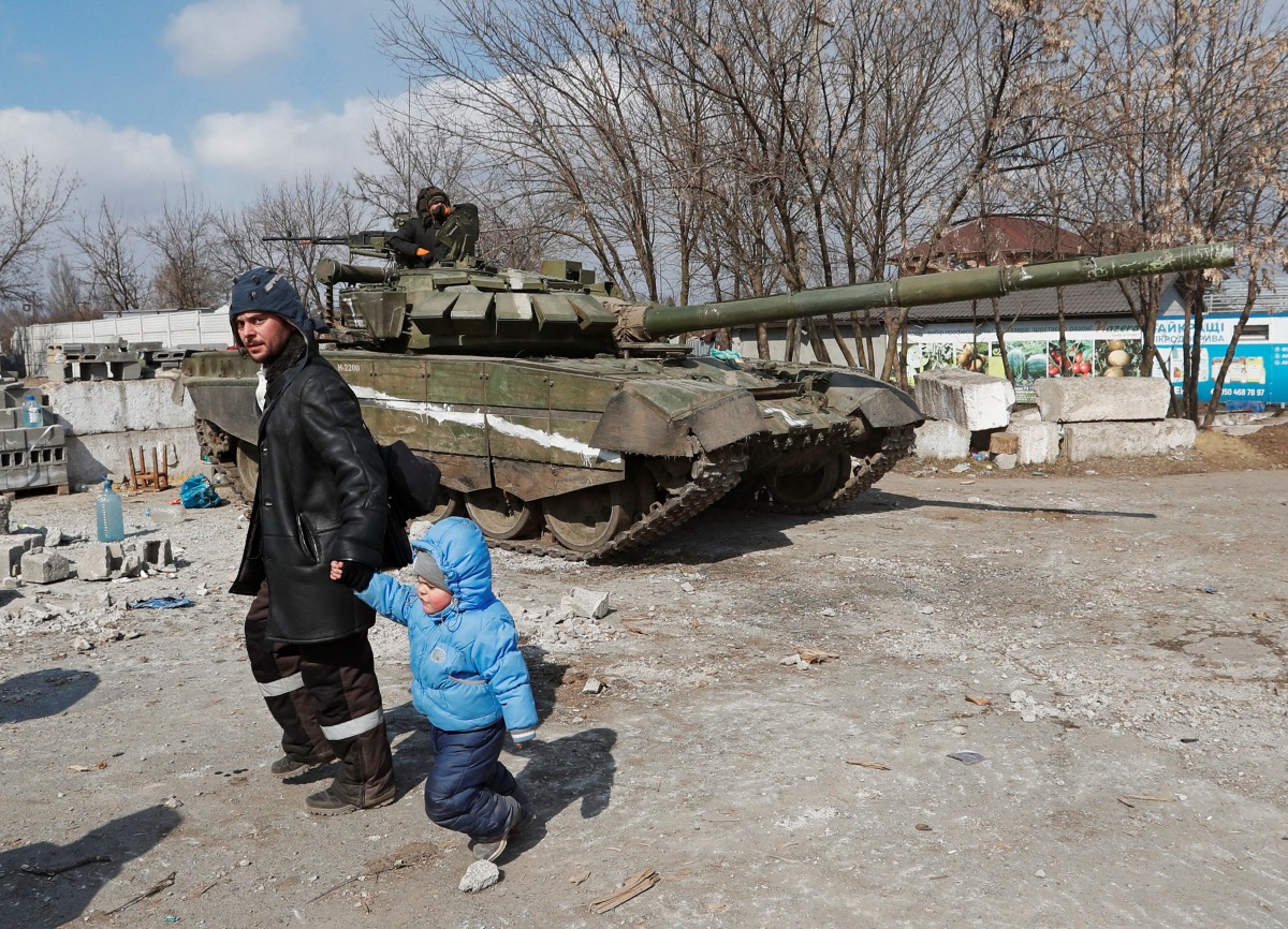 Ukraine Mariupol tank and residents