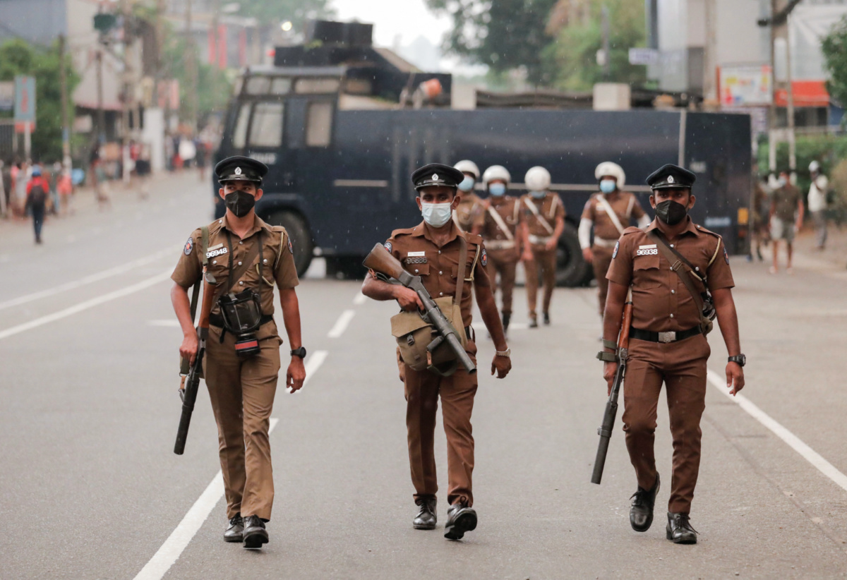 Sri Lanka Colombo police officers2