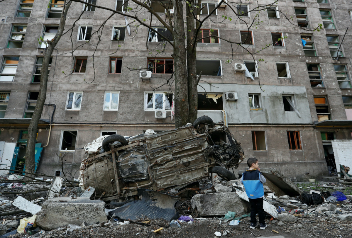 US Mariupol boy amid ruins