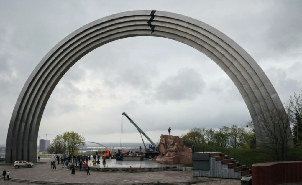 Ukraine Kyiv Russian friendship monument dismantled