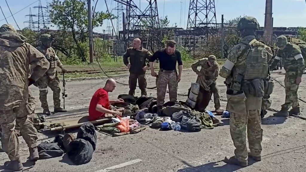 Ukraine Mariupol Russian soldiers search Ukrainians