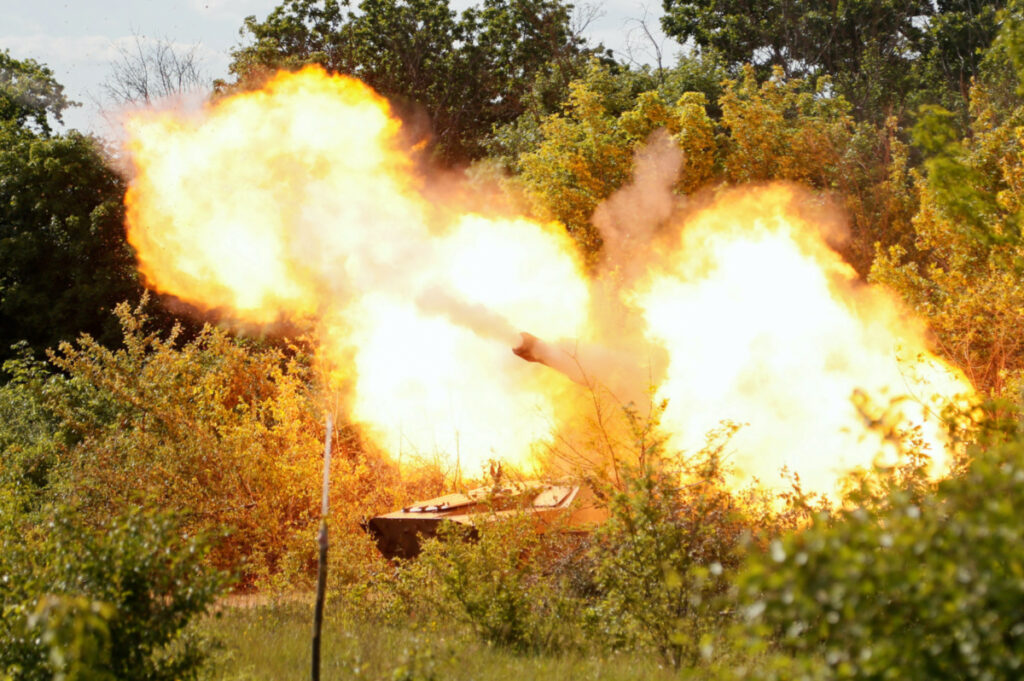 Ukraine Sievierodonetsk pro Russian troops fire howitzer