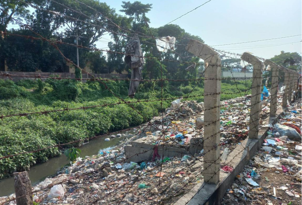 Bangladesh Bandar clogged canal