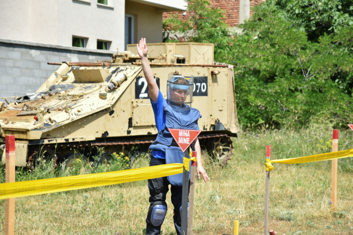 Kosovo landmine training