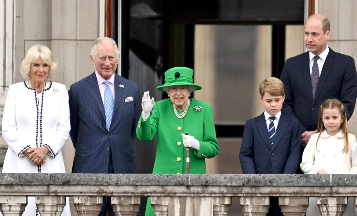 UK Platinum Jubilee Queen Elizabeth II on balcony