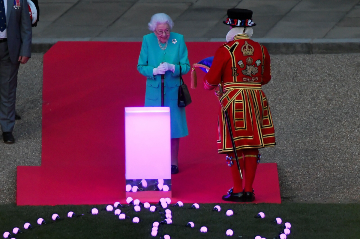 UK Windsor Queen lights beacon