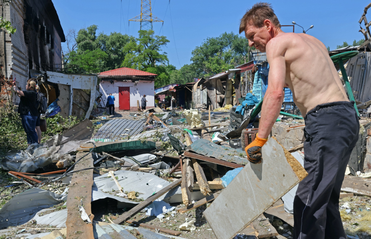 Ukraine Donetsk removing market debris