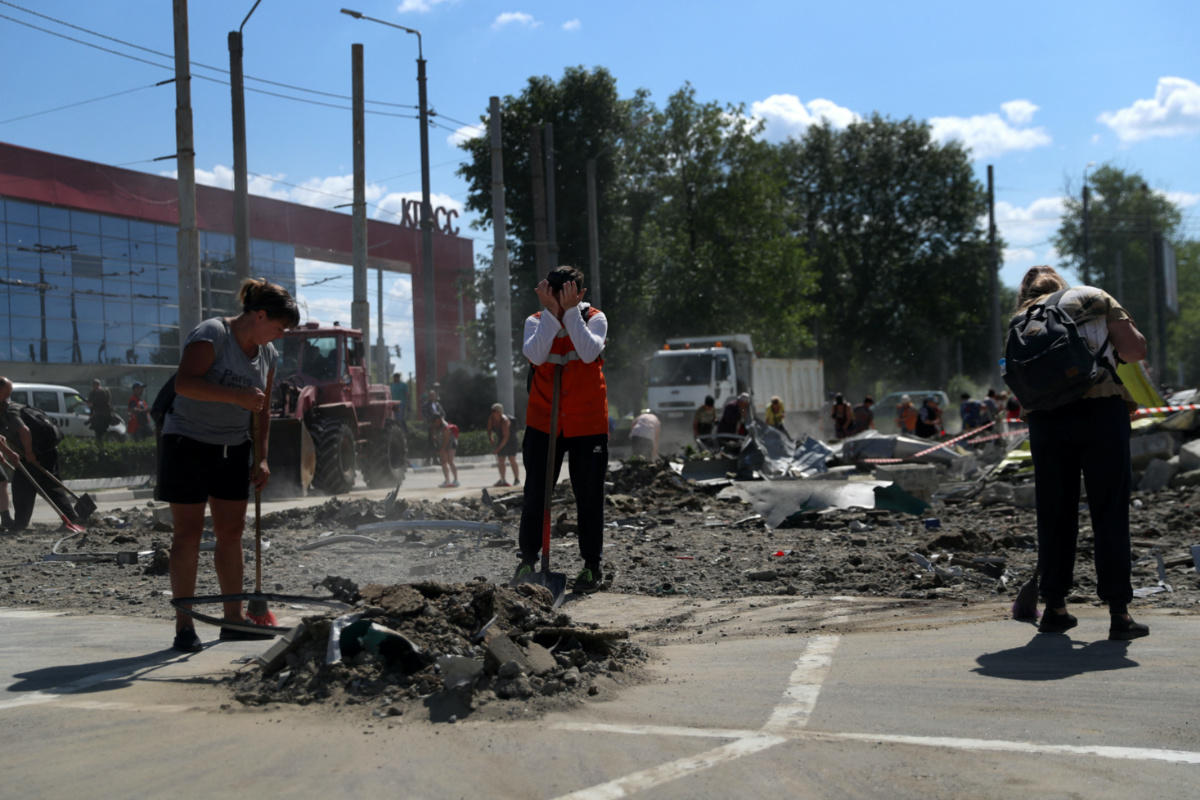 Ukraine Kharkiv removing debris