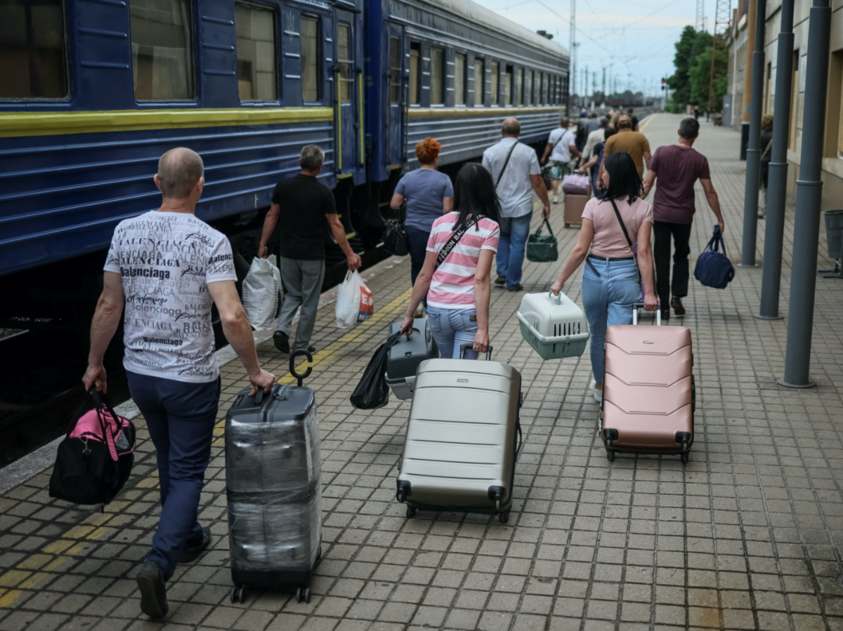 Ukraine Pokrovsk people leaving