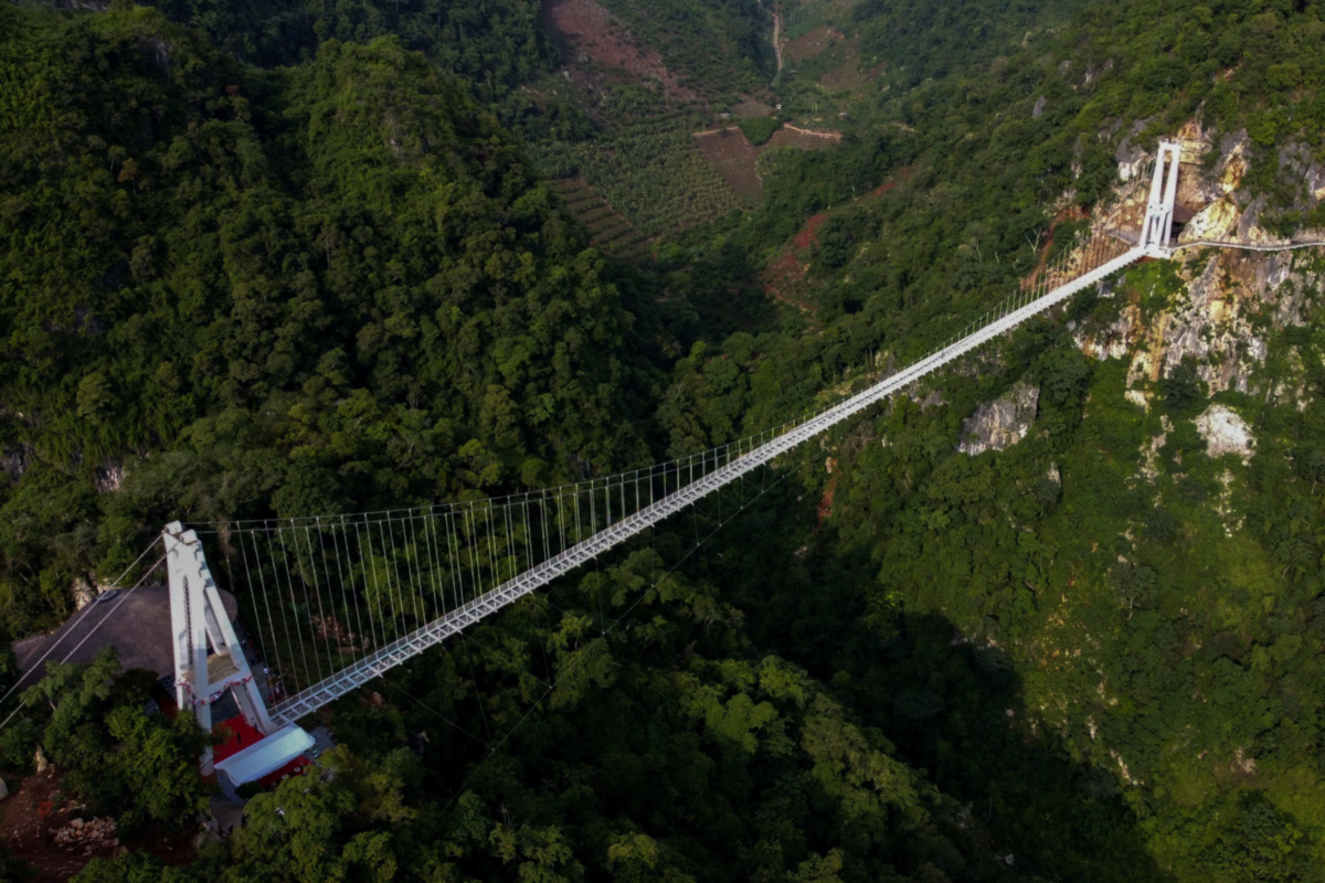 Vietnam glass bridge
